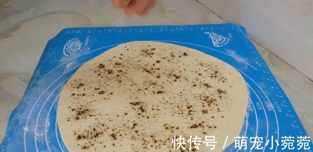烙饼这做法太香了，开水一烫，柔软筋道又多层，出锅孩子都抢着吃