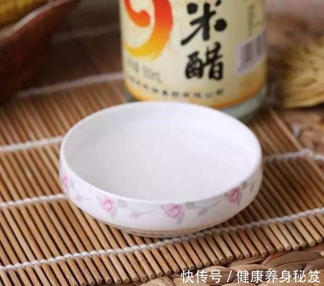 3种“酸水”养花必备，一月浇一次，绿的像刷漆，大花开不断！