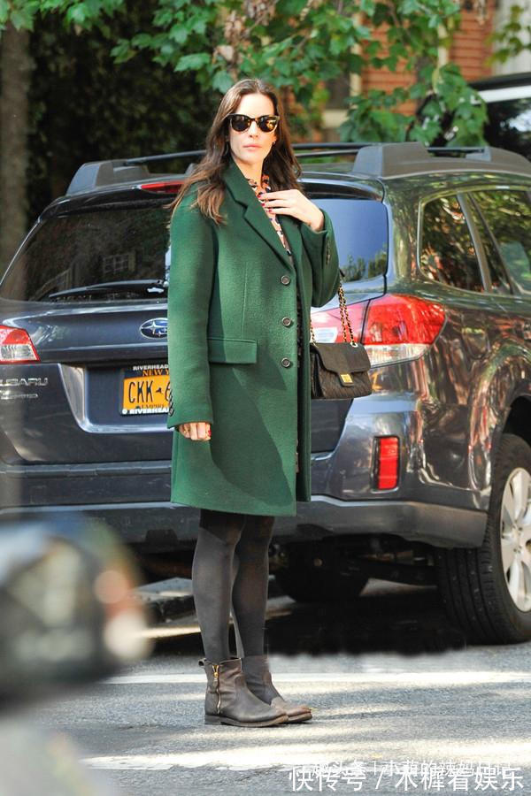 饱和度|女人过了四十岁,这4种颜色要少穿,显得没气色不说,还很掉价