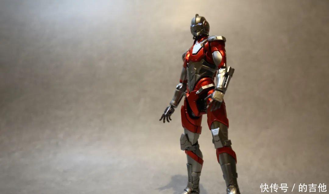 奥特曼|高达模型秀奥特曼直面钢铁侠呃,都是浑身亮闪闪嘛……!