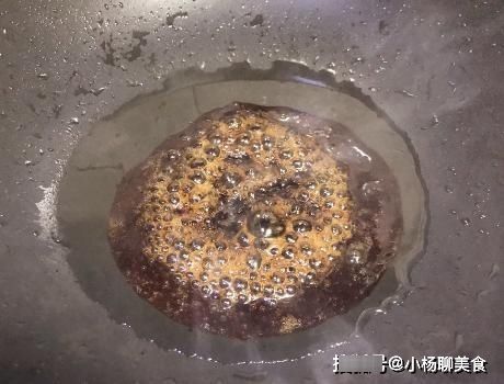 红烧肉用酱油上色总是发黑？大厨透露1点技巧，块块都是琥珀色