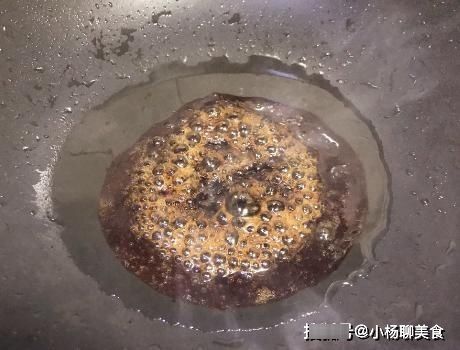 红烧肉用酱油上色总是发黑?大厨透露1点技巧,块块都是琥珀色