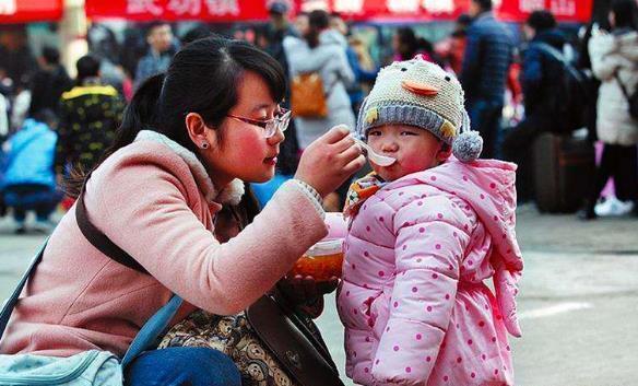 孩子|“孩子谁生的谁带”,丈夫因心疼母亲对妻子发脾气,事后才知后悔