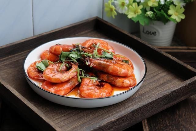  大虾除了煮着吃，还有一道经典做法，春节家宴露一手，全家都爱