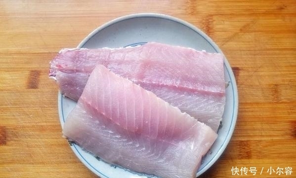尖辣椒|酸菜鱼极简版做法,去掉鱼皮才不腥,腌15分钟更滑嫩