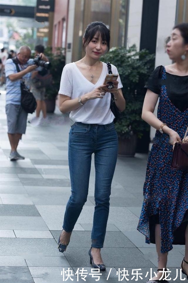 时尚穿搭，脚踩一双毛拖鞋，尽显随性慵懒的气息