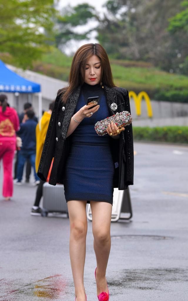 凸显|冬天穿高跟鞋, 选择梦幻般氛围的玫红色, 散发隐隐约约的迷人气质