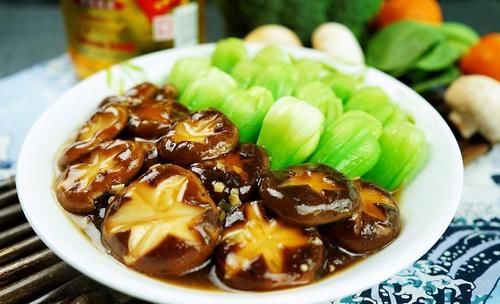 贴秋膘|买香菇时，选干香菇还是鲜香菇？大厨：营养口感差别挺大，别选错