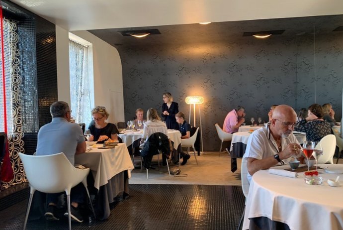 他曾是同学嘲笑的对象,却凭借开餐厅带动故乡经济