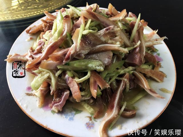 爷爷生日,菜刚端上桌嫂子坐下就吃,姑姑:停!老人还没动筷子