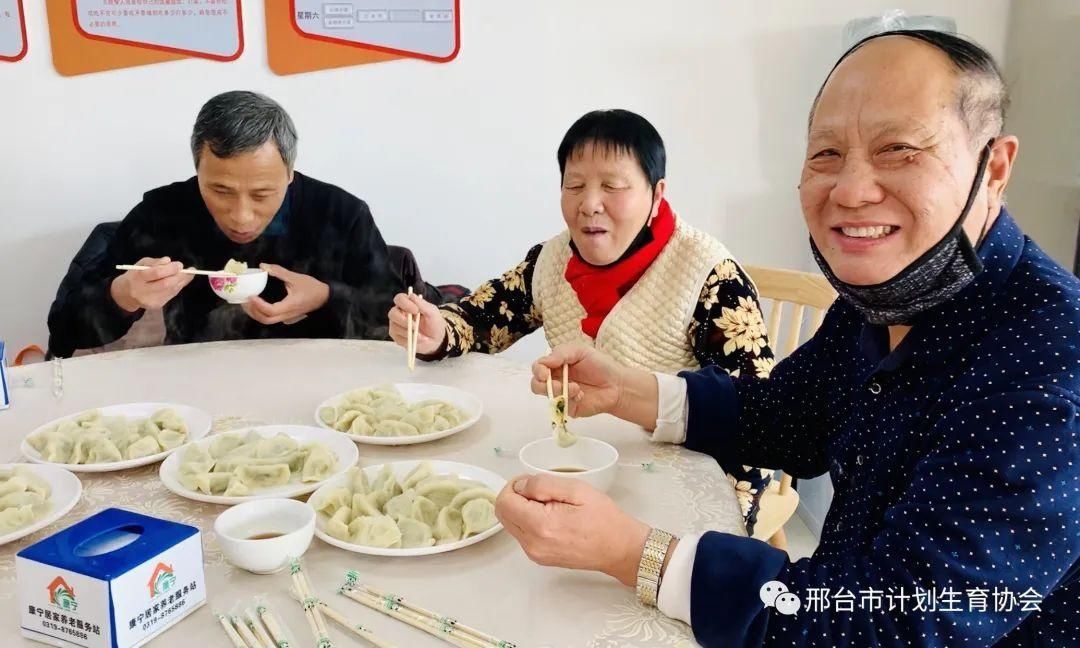 冬至日 计生特殊家庭老人齐聚饺子宴