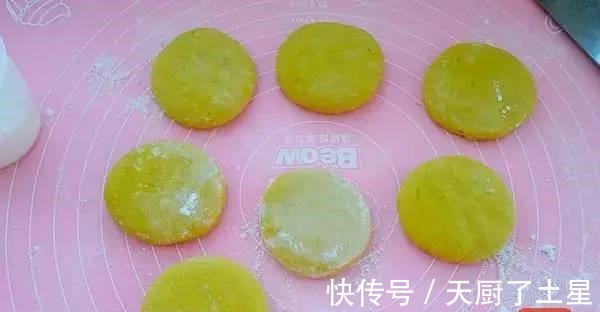 南瓜饼这样做不用油炸，学会了3分钟做一大锅，香甜软糯、零添加！