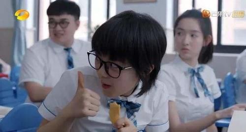  等级|上课偷吃零食“等级划分”，最后一个吃完不被发现的，有特工潜质