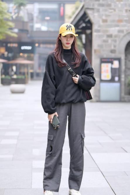 街拍:眉清目秀的小姐姐,一件时尚的连衣裙,展现成熟女人魅力