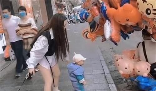 大孩子|“最豪放小姨”溜娃火了一手拎娃简单粗暴,宝宝生无可恋克星