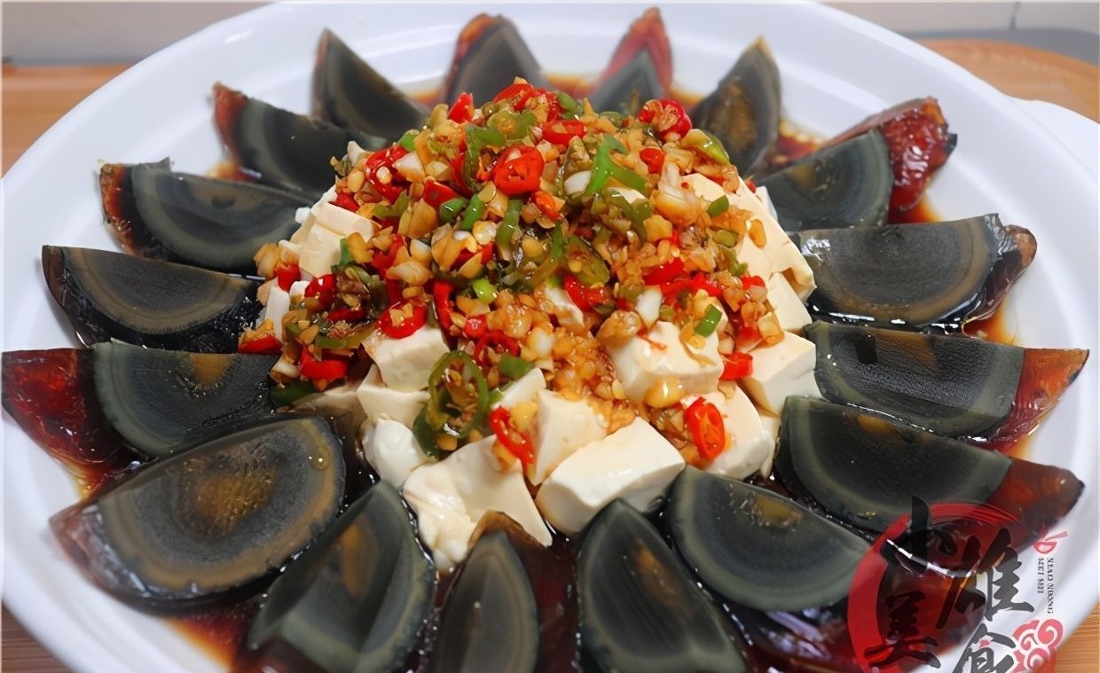 松花蛋放锅里蒸一蒸，饭店48一份，自己做只要6元，待客倍有面