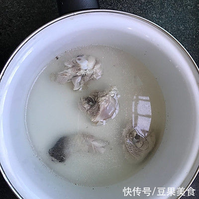 这道虫草栗子鸡腿炖汤发到朋友圈，留言全说被馋哭