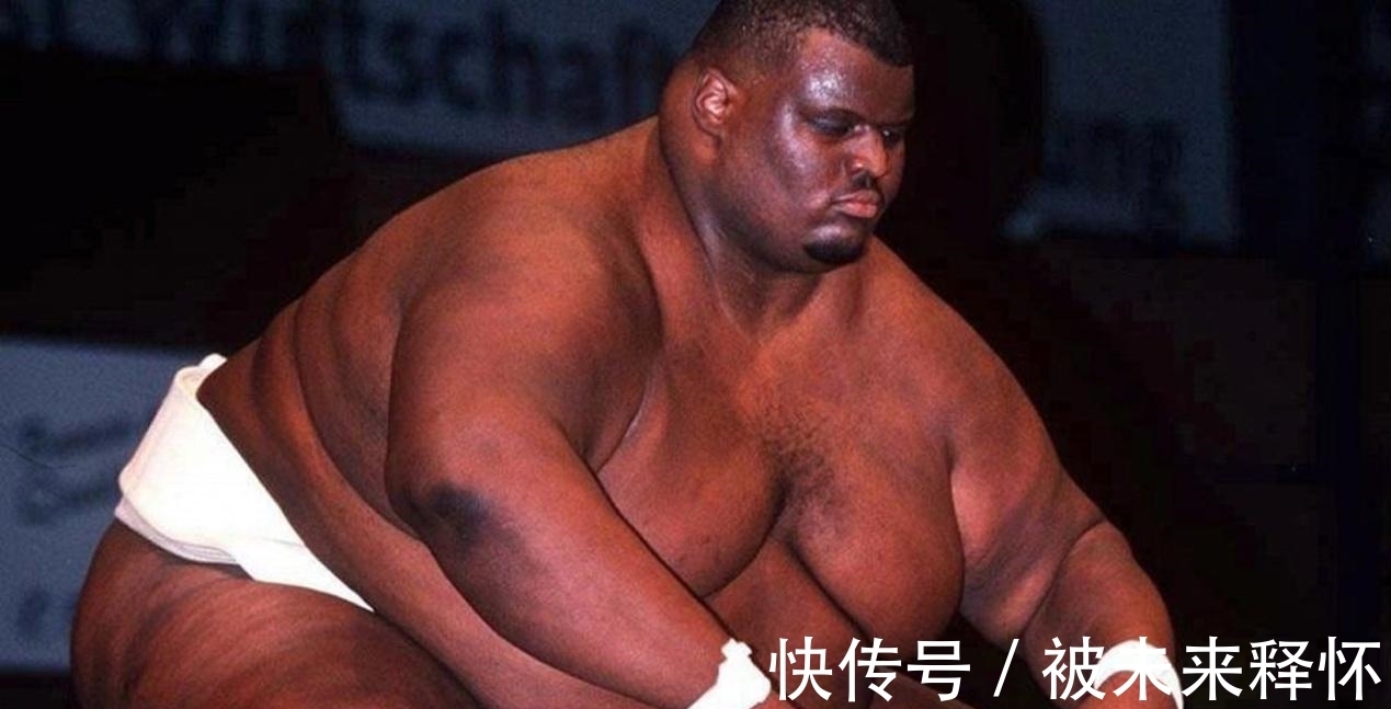 传奇人物|800斤黑人“相扑王”50岁结婚，一年后离世，白人娇妻继承千万遗产