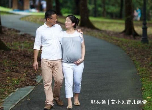胎儿|超模妈妈怀孕8月,肚子无明显凸起仍有腹肌,被网友怒斥不负责任
