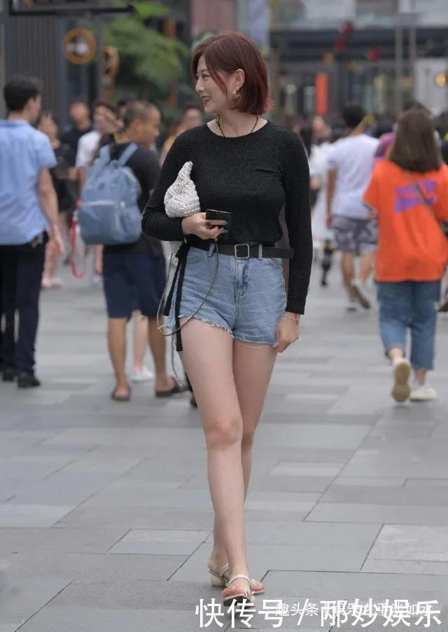 黑色长袖圆领T恤,搭配“破烂”款牛仔裤,穿出优雅女生的时尚美