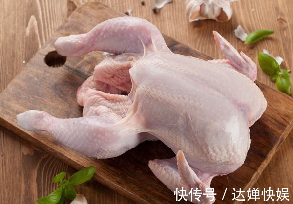 营养均衡|鸡肉不能吃了专家指出吃鸡更易患以下三种疾病,你还敢不敢吃
