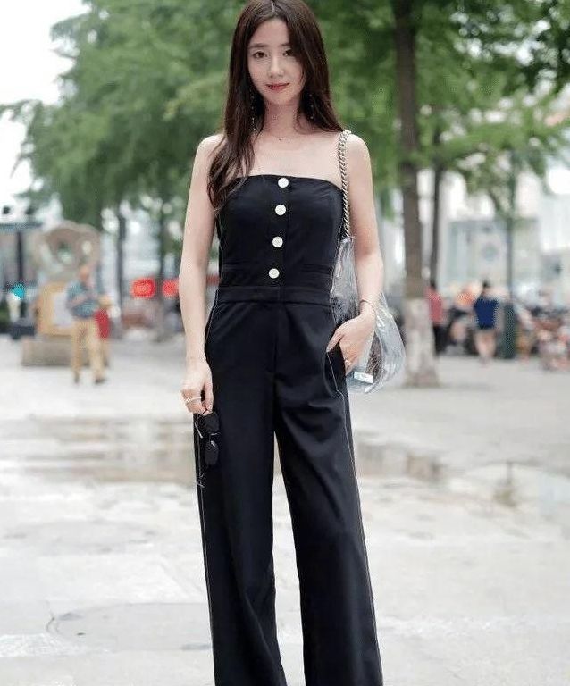 白莲花|长发飘飘的美女,白色系穿搭,宛如白莲花一样美丽