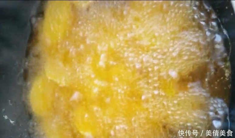 炸土豆片撒上这种调料,香味瞬间提升10倍,一盘上来秒光。