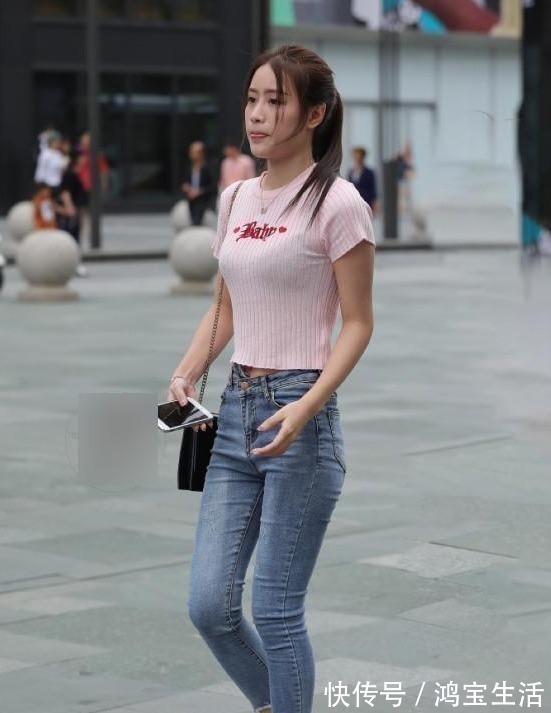 搭配|街拍时尚“小”姐姐,这身搭配真亮眼,你不怕回家挨打吗