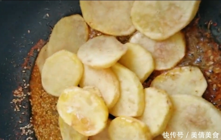 炸土豆片撒上这种调料,香味瞬间提升10倍,一盘上来秒光。
