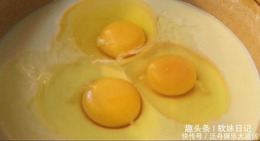  鸡蛋饼|玉米面加3个鸡蛋，不揉面不发面，柔软又筋道，一次10张不够吃