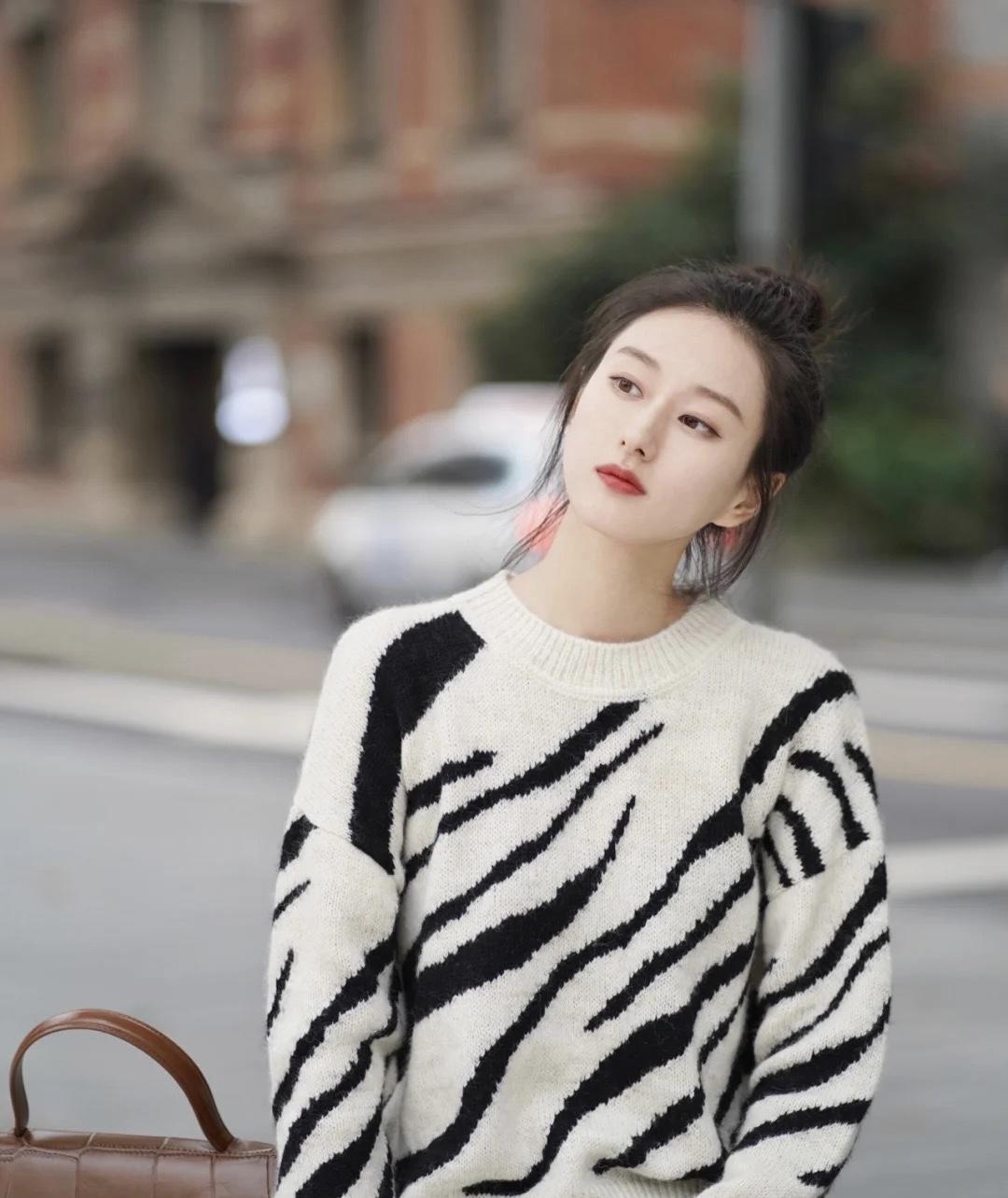 小姐姐 冬天降温了毛衣怎么穿？这几个搭配方法，让你秒变温柔小女人！