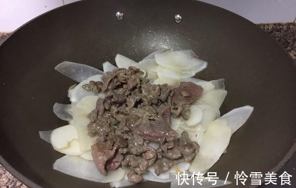 萝卜和它天生一对，谁家都有，好几年也吃不腻，初春就得这样吃！