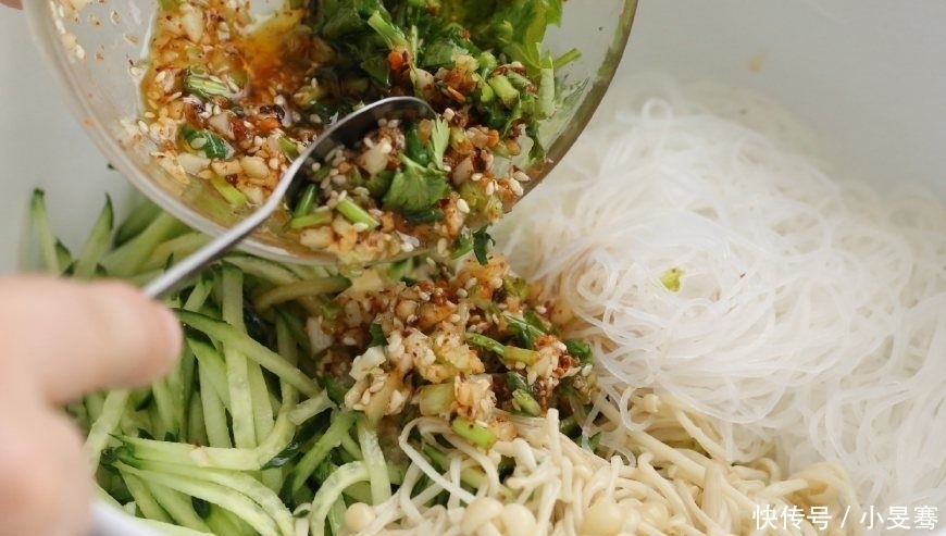 凉拌菜|夏天最爱这道凉拌菜,清脆爽口又下火,花2块钱就能做一大盘