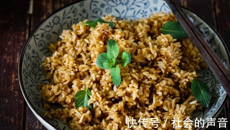 搅拌均匀|酱油炒饭，要想颜色红亮味道香，米饭粒粒分明，还得多做这一步