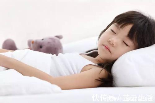 生物钟|孩子常常这样睡觉,长大后发育落后同龄人一大截,家长别不当回事