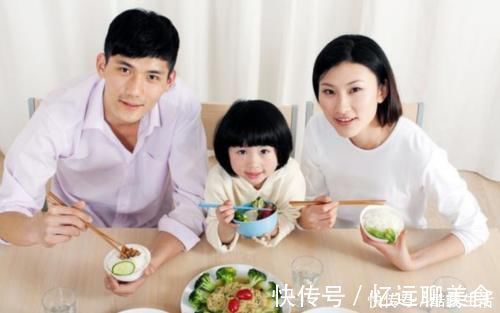 营养均衡|家长给孩子添加辅食,要牢记“4吃3不喝”,孩子吃得营养更健康