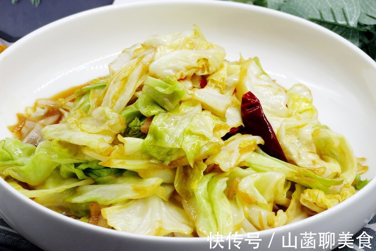 好吃|做手撕包菜别直接下锅，牢记3个小窍门，炒出来和饭店的一样好吃