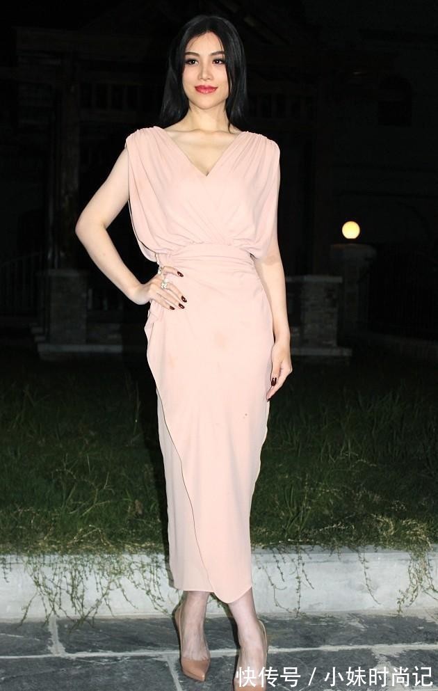 女生们|刘翔前妻挎着外国人,感觉比外国人还白,紧身裙子更显高挑