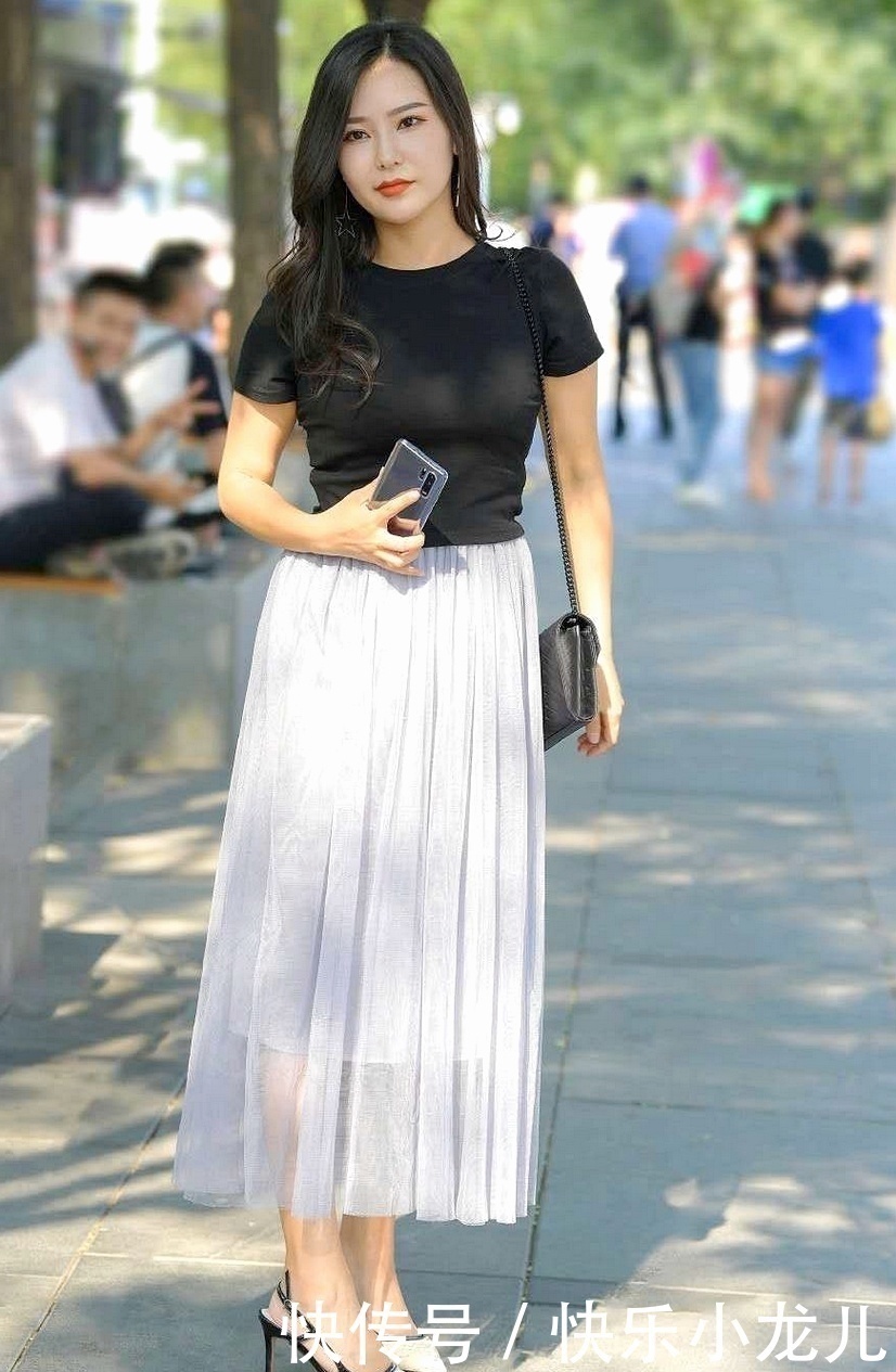 曲线感 美女大长腿配上灰色半身裙,展现出曲线感,修身与舒适的效果!