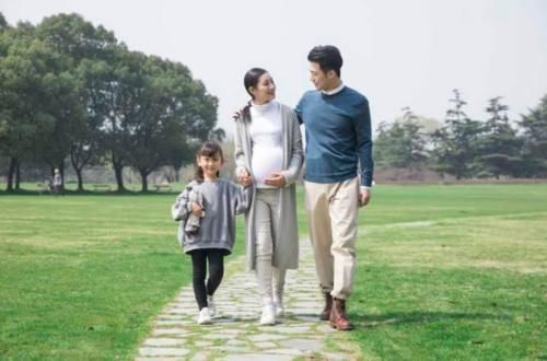 产房外小女孩抱着被子等妈妈，护士劝她回房间，小孩回答让人鼻酸