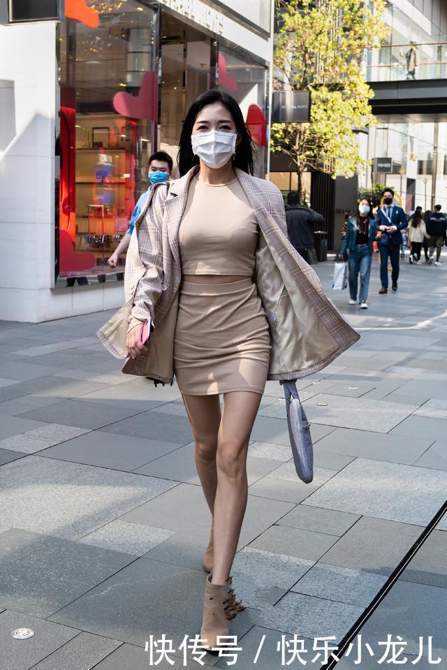 等待一秒钟入夏茫茫裙海之中的这条裙子,让你性感又显腿长