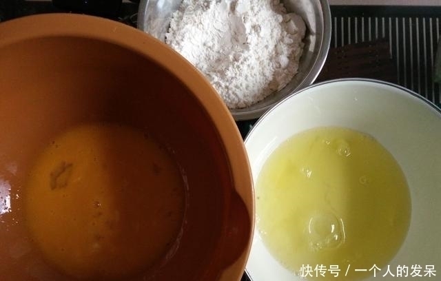 电饭煲蛋糕 起的非常高,材料只需4样 可香了松软好吃