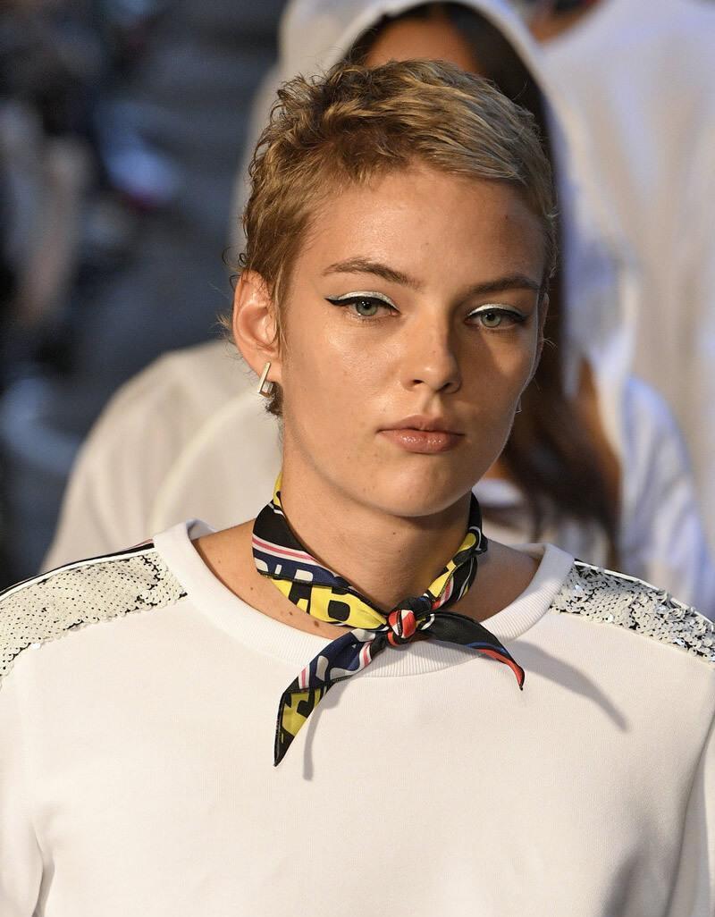 洋气|小方巾怎么系好看?当成手链优雅洋气,绑在辫子上复古又有气质