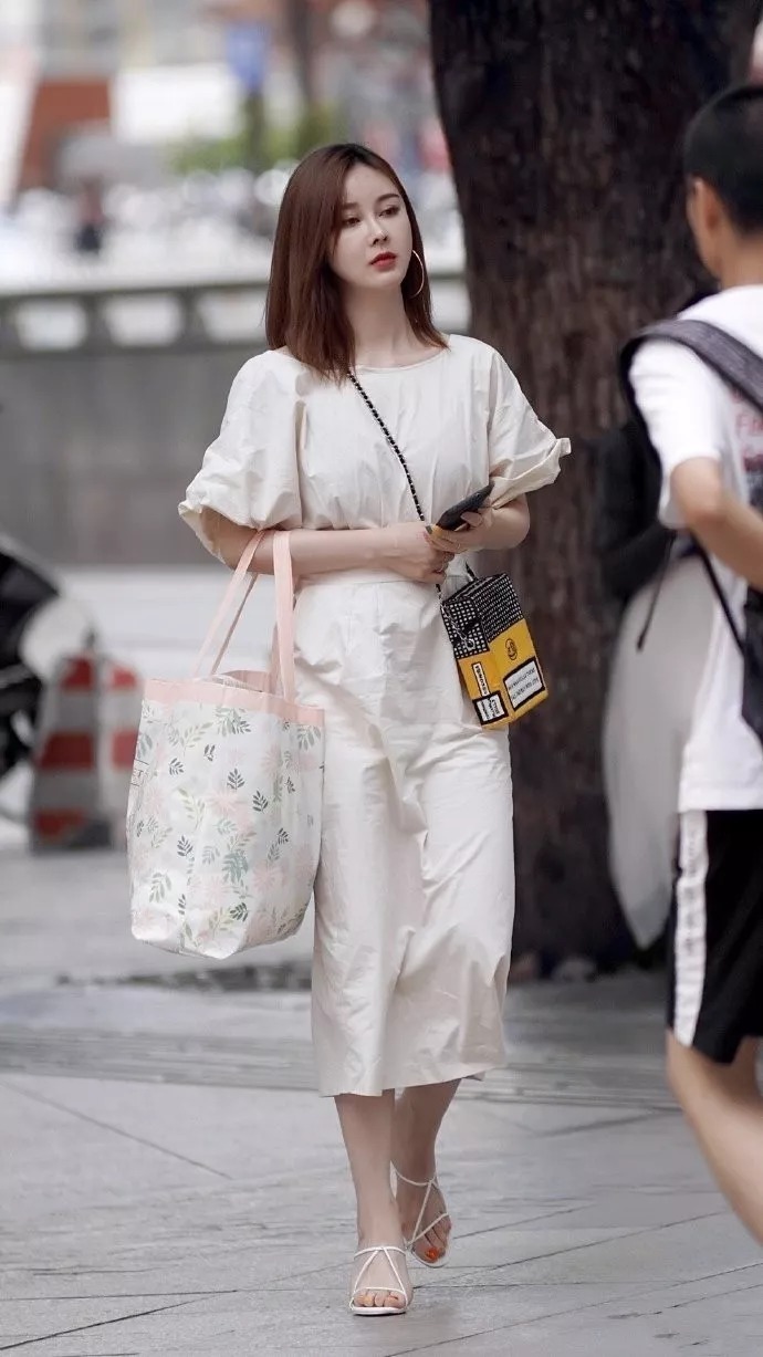 街拍:高跟鞋搭配出街,让你成为时尚的焦点