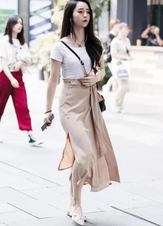 卡其色|长发披肩的小美女,白色短袖配卡其色半身裙,时尚气质