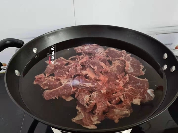 到了夏天,常给家人炖牛肉汤,低脂味美又开胃,好喝不腻人