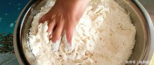揉成光滑|蒸馒头时酵母别直接放,多加这一步,蒸出来的馒头又白又大又劲道