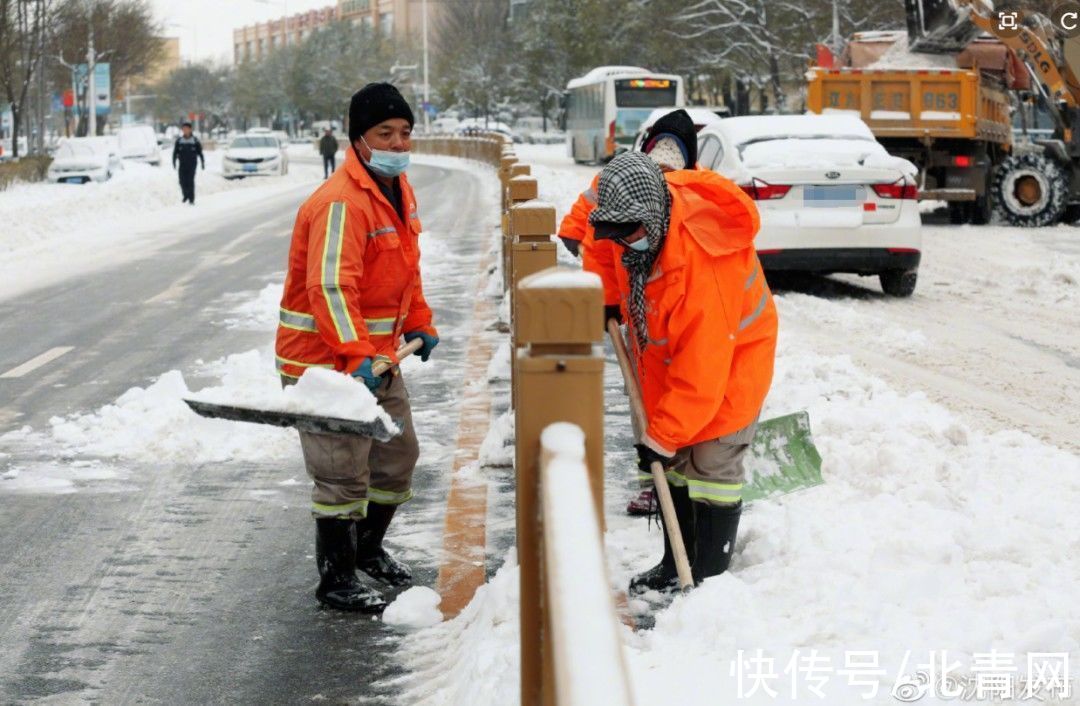 通知|?暴雪下的北方：一米多高的雪堵住家门、外卖员徒步送餐…