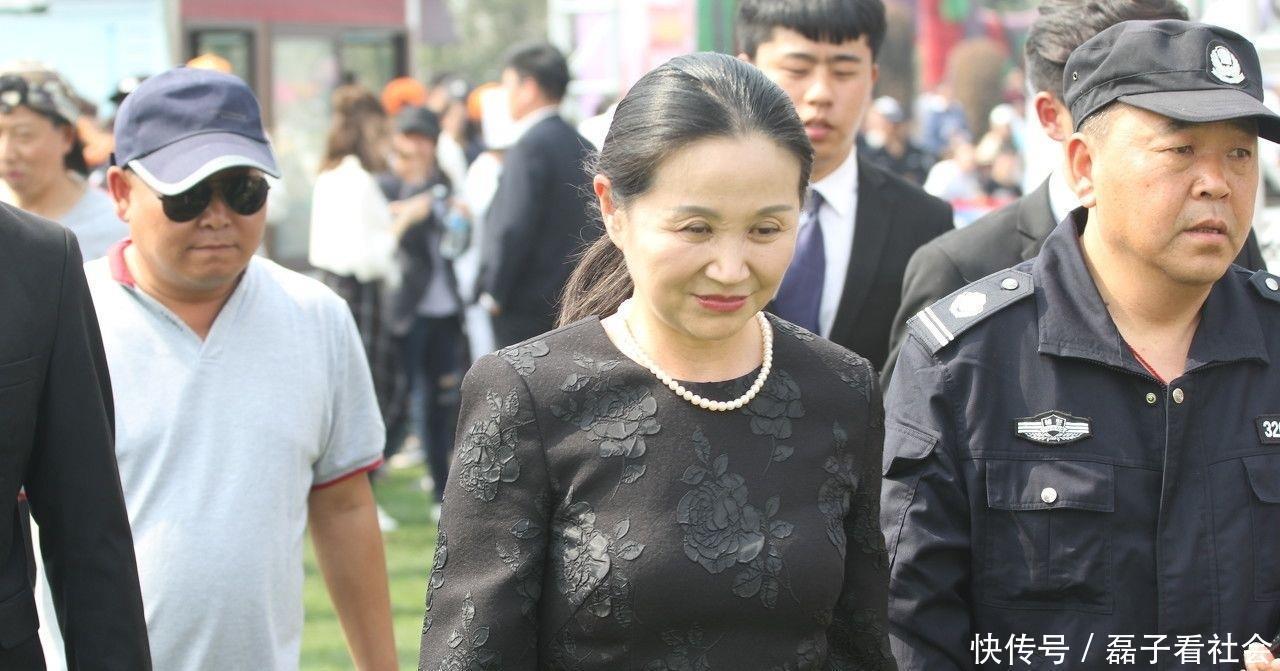 曾和孟非、乐嘉同台把关,家庭幸福还有一女儿,知名情感导师黄菡