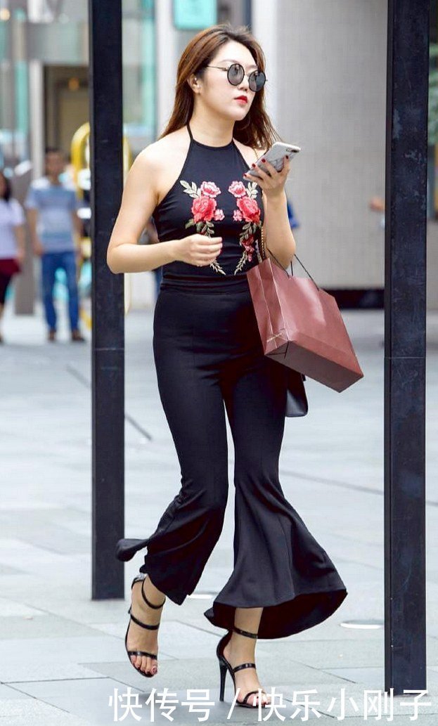 让本人可以|喇叭裤搭配时髦上衣,温婉美丽